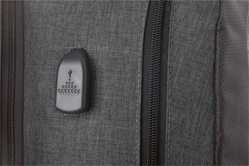 Mochila con puerto USB para portátil TSA de 17" "Overland"
